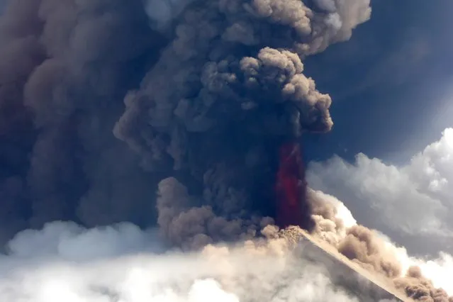 This handout from Niugini Helicopters taken and recieved on June 26, 2019 shows Papua New Guinea's Mount Ulawun volcano spewing lava. Papua New Guinea's volatile Ulawun volcano – designated one of the world's most hazardous – erupted on June 26, spewing lava high in the air and sending residents fleeing. (Photo by Craig Powell/Niugini Helicopters/AFP Photo)