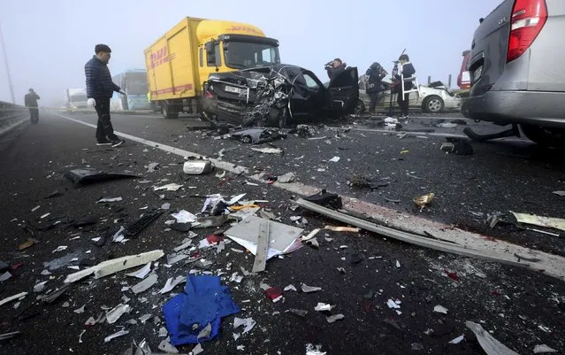 Wreckage are scattered on the road near damaged vehicles on Yeongjong Bridge in Incheon February 11, 2015. (Photo by Park Jung-ho/Reuters/News1)