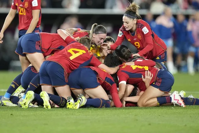 Spain teammates celebrate their victory over England in their final of Women's World Cup soccer between Spain and England at Stadium Australia in Sydney, Australia, Sunday, August 20, 2023. (Photo by Alessandra Tarantino/AP Photo)