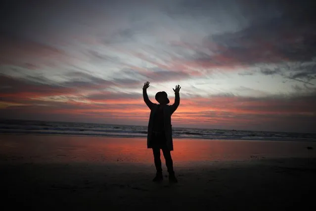 A man poses for a friend during sunset in Santa Monica, California February 5, 2015. (Photo by Lucy Nicholson/Reuters)