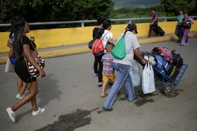 People cross to Venezuela over the Simon Bolivar international bridge after shopping in Cucuta, Colombia December 1, 2016. (Photo by Marco Bello/Reuters)