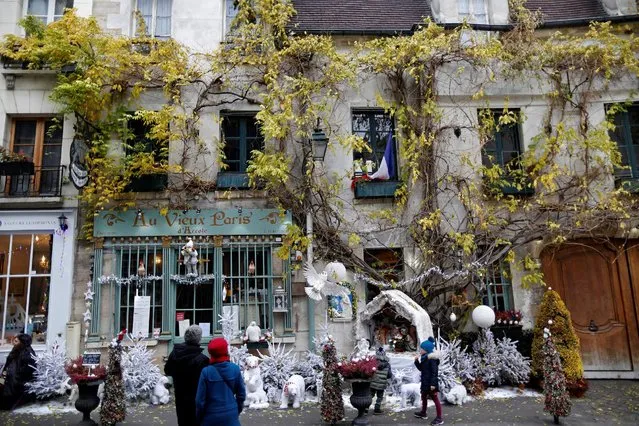 The restaurant “Au vieux Paris d'Arcole” is decorated for the Christmas holiday season on the Ile de la Cite in Paris, France, December 23, 2016. (Photo by Charles Platiau/Reuters)