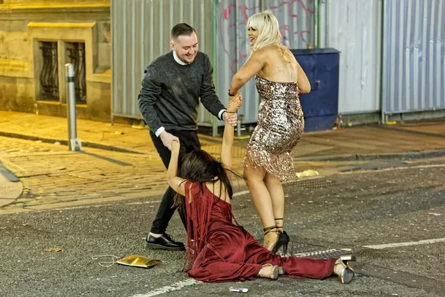 Unfortunately, high heels, booze and dodgy street surfaces are a bad combination for some of revellers in Swansea, United Kingdom on December 14, 2018. Festive fun was rife last night as workers partied hard at Christmas booze-ups across Britain. (Photo by Athena Picture Agency)