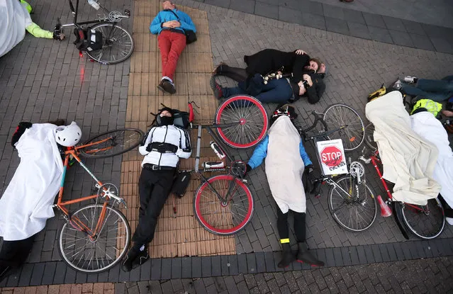 Cyclists hold a “Die-In” protest at Vauxhall on December 19, 2013 in London, England. Campaigning groups are calling for greater awareness of cyclists at busy road junctions after a number of deaths in the capital this year. (Photo by Peter Macdiarmid/Getty Images)