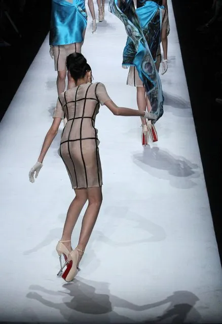 A model falls over on the runway during the SECCRY Hu Sheguang Collection 2014 Show during Mercedes-Benz China Fashion Week, March 30, 2014, in Beijing. (Photo by ChinaFotoPress/Getty Images)