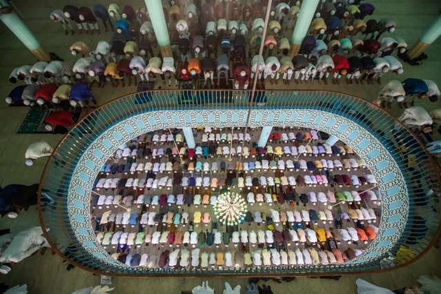 Bangladeshi Muslim faithfuls attend Eid al-Fitr prayers at the Baitul Mukarram National Mosque in Dhaka, Bangladesh, 11 April 2024. Muslims worldwide celebrate Eid al-Fitr, a two or three-day festival at the end of the Muslim holy fasting month of Ramadan. It is one of the two major holidays in Islam. During Eid al-Fitr, many people travel to visit relatives and loved ones, and children receive new clothes and money to spend on the occasion. (Photo by Monirul Alam/EPA/EFE)