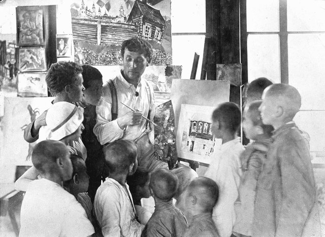 Painter Marc Chagall (1887–1985) teaching children in the colony for Jewish Homeless Children at Malakhova in November 1921. (Photo by Apic/Getty Images)