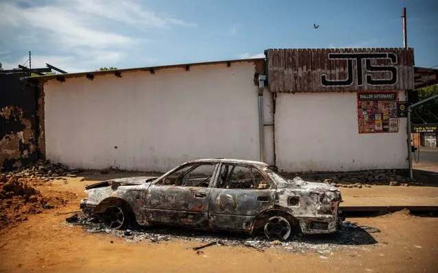 A burned car is seen in Johannesburg suburb of Malvern, in Johannesburg, on September 4, 2019, after South Africa's financial capital was hit by a new wave of anti-foreigner violence. (Photo by Michele Spatari/AFP Photo)