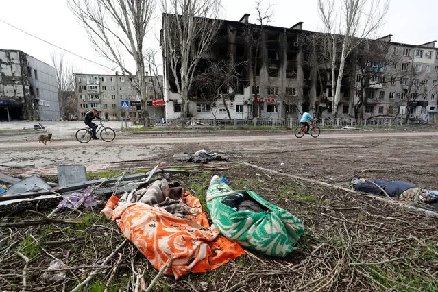 A view shows the bodies of civilians killed during Ukraine-Russia conflict in the southern port city of Mariupol, Ukraine on April 17, 2022. (Photo by Alexander Ermochenko/Reuters)
