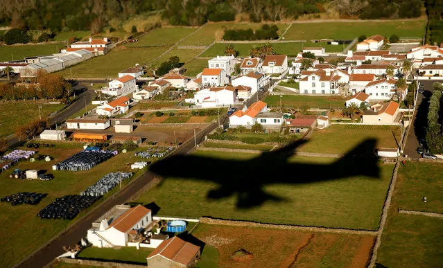 Air Force One casts a shadow as it lands with U.S. President Barack Obama for a refueling stop in Lajes Air Base in the Azores, Portugal, on his way to Peru November 18, 2016. (Photo by Kevin Lamarque/Reuters)