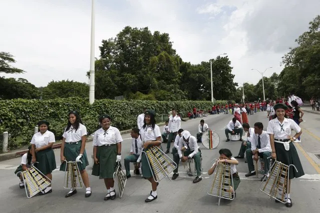 Students rest during a parade marking the 496th anniversary of Panama City August 15, 2015. (Photo by Carlos Jasso/Reuters)