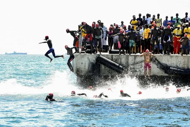 Competitors take the start of the circuit A of the swimming race from Dakar to Goree on September 25, 2022 in Dakar. (Photo by Seyllou/AFP Photo)