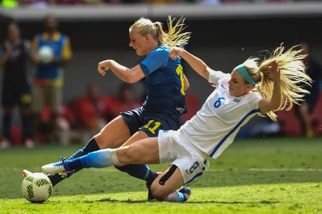 Sweden forward Stina Blackstenius (L) kicks to score marked by US' defender Whitney Engen, during the Rio 2016 Olympic Games Quarter-finals women's football match USA vs Sweden, at the Mane Garrincha Stadium in Brasilia on August 12, 2016. (Photo by Evaristo Sa/AFP Photo)