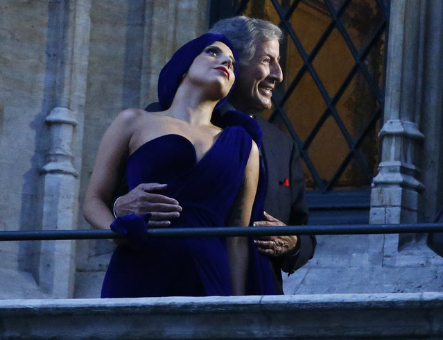 Lady Gaga and Tony Bennett pose on the balcony of Brussels townhall after a news conference, ahead of their concert, at Brussels Grand Place, September 22, 2014. (Photo by Yves Herman/Reuters)