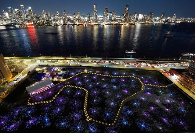 The “Field of Light”, an art installation by British Australian artist Bruce Munro, is pictured in the Manhattan, New York City on December 13, 2023. The Field of Light at Freedom Plaza debuts December 13, 2023  with 18,750 glittering lights made possible by the Soloviev Foundation, the immersive public art installation by artist Bruce Munro that encompasses more than six-acres from 38th to 41st Street east of First Avenue in Manhattan and welcomes guests free of charge. (Photo by Timothy A. Clary/AFP Photo)
