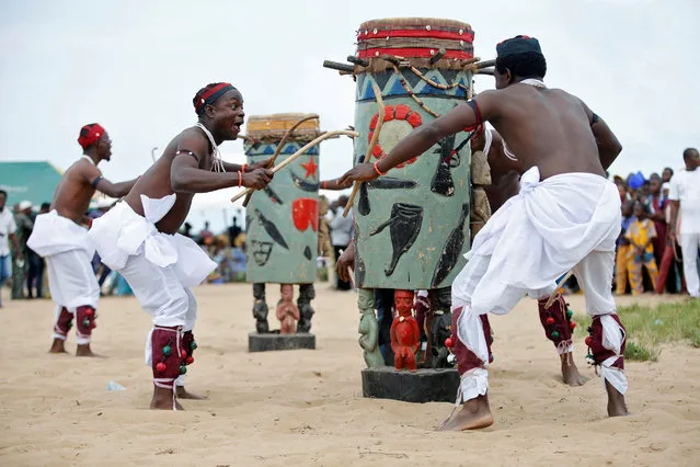 Entertainers perform at the annual Badagry cultural festival near the old slave port in Badagry, on the outskirts of Lagos, Nigeria August 27, 2016. (Photo by Akintunde Akinleye/Reuters)