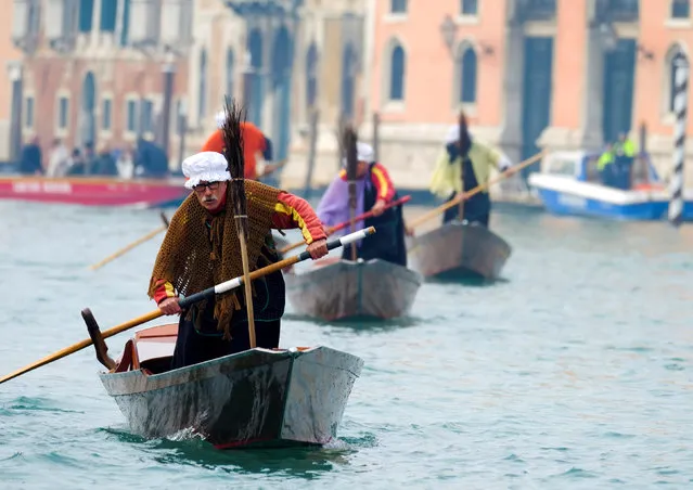 Men dressed as “La Befana”, an imaginary old woman who is thought to bring gifts to children during the festival of Epiphany, row boats down the Grand Canal in Venice, Italy January 6, 2018. (Photo by Manuel Silvestri/Reuters)