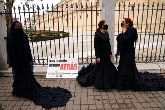 Performers stage a symbolic funeral of the entertainment sector that has been impacted by the coronavirus disease (COVID-19) pandemic, under the slogan “Mourning alert”, in Seville, Spain on December 11, 2020. (Photo by Marcelo del Pozo/Reuters)