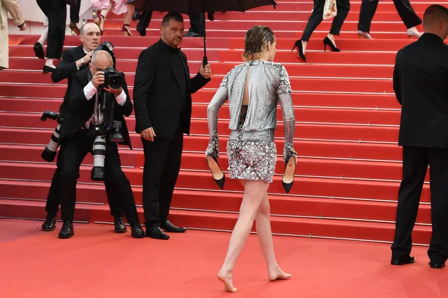 Jury member Kristen Stewart takes off her shoes as she walk the red carpet for the screening of “Blackkklansman” during the 71st annual Cannes Film Festival at Palais des Festivals on May 14, 2018 in Cannes, France. (Photo by Pascal Le Segretain/Getty Images)