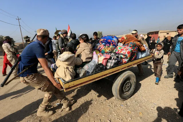 Displaced Iraqis flee from their homes at Shahrezad village east of Mosul, Iraq November 11, 2016. (Photo by Ari Jalal/Reuters)