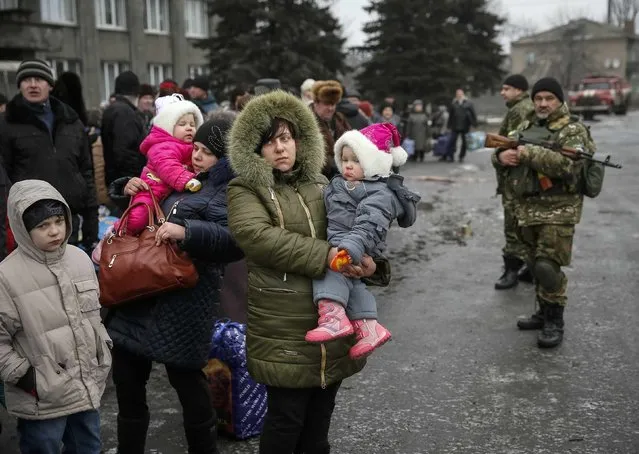 Local residents wait for a bus to flee the conflict in Debaltseve, eastern Ukraine, February 6, 2015. (Photo by Gleb Garanich/Reuters)
