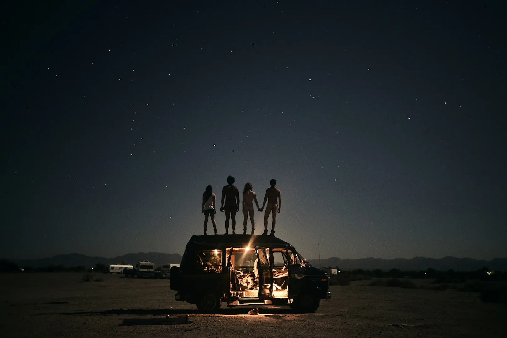 Ночь с другом. Theo Gosselin. Путешествие на машине. Путешествия ночь. Путешествие с друзьями на машине.