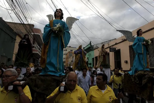 Hundreds of devoted Catholics from Honduras carry statues of Saints as they participate in an Easter Sunday procession in Tegucigalpa April 5, 2015. (Photo by Jorge Cabrera/Reuters)