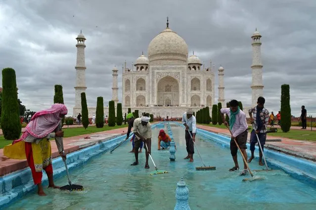 Workers clean a water fountain tank at the Taj Mahal in Agra on September 16, 2021. (Photo by Pawan Sharma/AFP Photo)