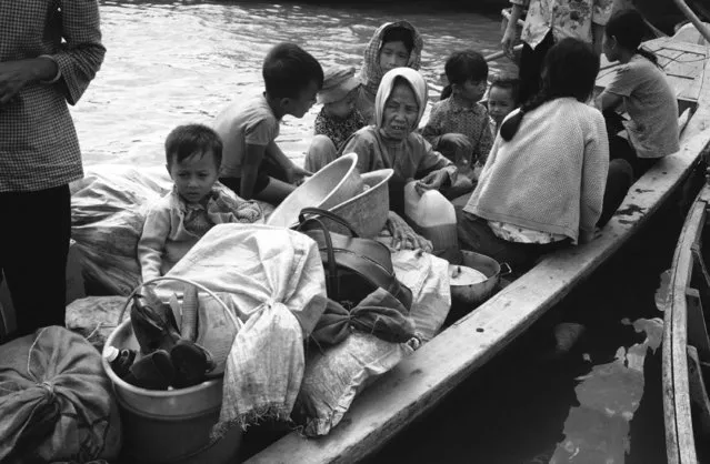 While many South Vietnamese are scrambling to board airliners out of their troubled country, these homeless peasants are glad to arrive by boat at government controlled Vung Tau, a coastal town near Saigon on April 24, 1975. These refugees fled Binh Tuy province, the 20th to change hands during the current North Vietnamese Viet Con offensive. (Photo by AP Photo/Kim)