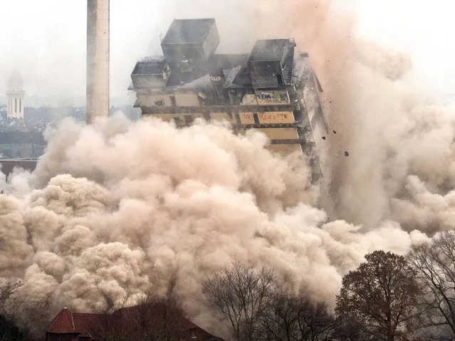 A university tower collapses during the blasting of the 116 meters building in Frankfurt am Main, western Germany, on February 2, 2014. The so-called AfE high-rise building was part of Frankfurt's university campus and was used by students of educational science until March 2013. (Photo by Boris Roessler/AFP Photo/DPA)