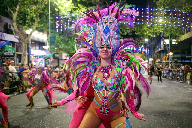 Artists participate in the inaugural parade of the Uruguayan Carnival in Montevideo, Uruguay, 19 January 2023. The Uruguayan Carnival kicked off with a parade in which 48 groups marched down the main avenue of Montevideo. (Photo by Gaston Britos/EPA/EFE)