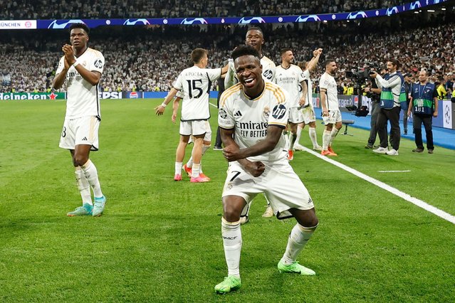 Real Madrid's Brazilian forward #07 Vinicius Junior and teammates celebrate scoring during the UEFA Champions League semi final second leg football match between Real Madrid CF and FC Bayern Munich at the Santiago Bernabeu stadium in Madrid on May 8, 2024. (Photo by Oscar Del Pozo/AFP Photo)