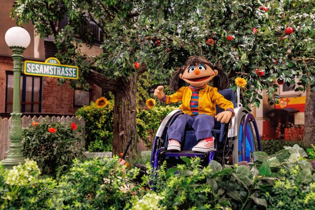 Puppet Elin sits in her wheelchair during a press conference in a TV-Studio in Hamburg, where the Sesamstrasse (Sesame Street) is located on March 19, 2023. Elin, a seven year old girl is the new resident of the Sesame street and the first disabled puppet in german TV. (Photo by Axel Heimken/AFP Photo)