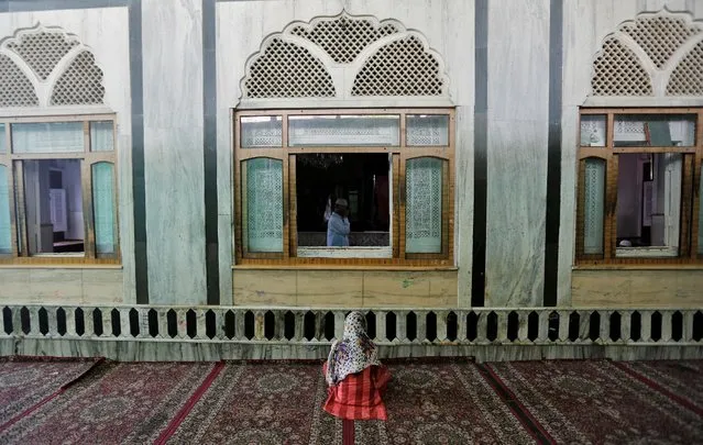 A Muslim woman prays inside the shrine of Sufi Saint Sheikh Hamza Makhdoom during the holy month of Ramadan in Srinagar, India June 13, 2016. (Photo by Danish Ismail/Reuters)