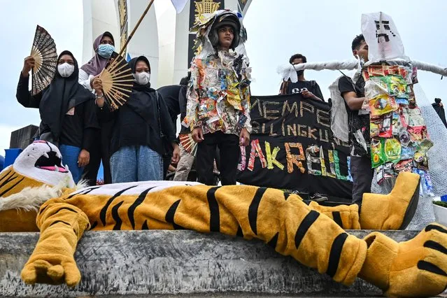 University students wearing various theatrical costumes take part in a rally for World Environment Day, marked annually on June 5, in Banda Aceh on June 7, 2022. (Photo by Chaideer Mahyuddin/AFP Photo)
