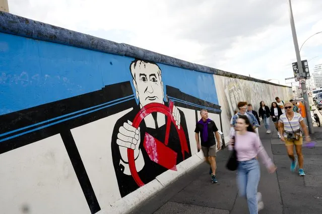 Tourists walk in front of a mural of former Soviet President Mikhail Gorbachev at the East Side Gallery, a part of the former Berlin Wall, in Berlin, Germany, Wednesday, August 31, 2022. Russian news agencies are reporting that former Soviet President Mikhail Gorbachev has died at 91. The Tass, RIA Novosti and Interfax news agencies cited the Central Clinical Hospital. (Photo by Markus Schreiber/AP Photo)
