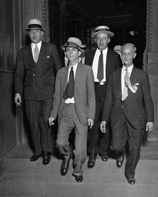 Jack “Legs” Diamond, center, and his attorneys, leaving the Federal Court in New York on August 8, 1931, after his conviction of owning an unlicensed still and conspiring to violate the prohibition law. The jury deliberated slightly more than two hours before returning its verdict. Under the terms of the law Diamond is subject to maximum sentence of four years in federal prison and a combined fine of $11,000. (Photo by AP Photo)