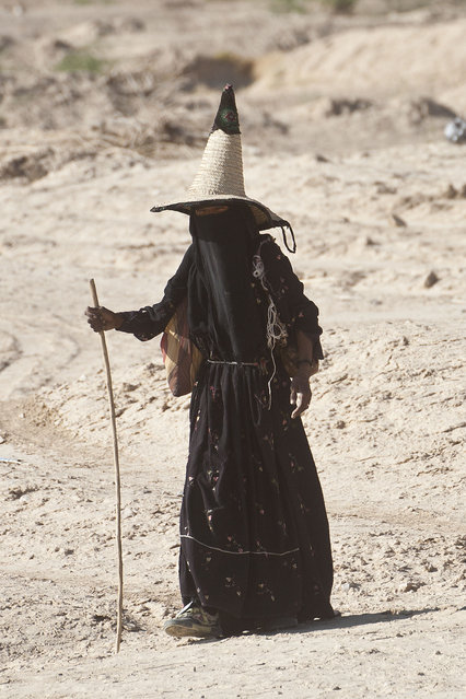 Wadi Hadhramaut, Hadhramaut Governorate, Yemen: women in abayas and traditional straw hats – conical witches hats, known as madhalla. (Photo by Eric Lafforgue)