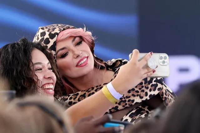 Canadian singer-songwriter Shania Twain poses for a selfie as she attends the 2022 People's Choice Awards in Santa Monica, California, U.S. December 6, 2022. (Photo by Mario Anzuoni/Reuters)