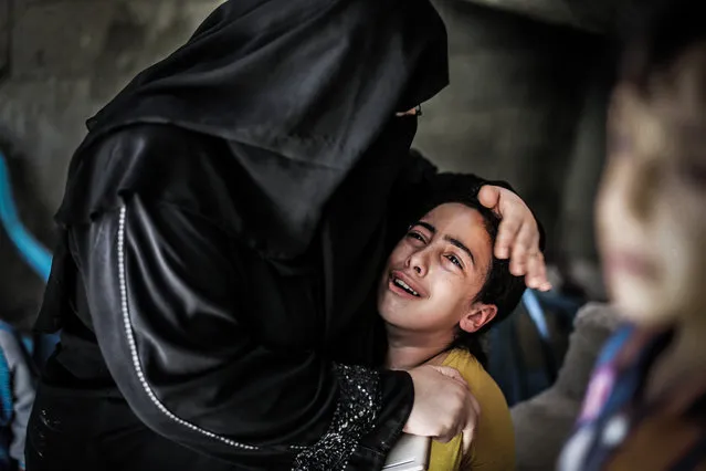 Relatives of Palestinian Ahmed al-Serhi, who was killed by Israeli forces the previous day in clashes at the border fence which separates the Gaza Strip from Israel, cry during his funeral in Deir al-Balah, central Gaza, October 21, 2015. (Photo by Momen Faiz/NurPhoto via ZUMA Press)