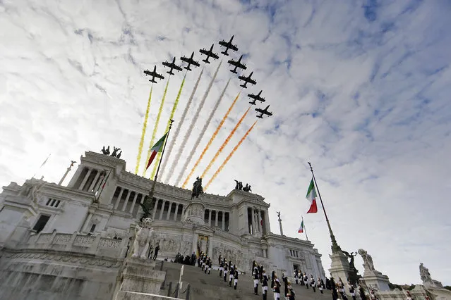 The Frecce Tricolori as they pass over the Victorian during the ceremony at the Altar of the Fatherland for the Day of National Unity and Armed Forces Day in Rome, Italy on November 4, 2015. (Photo by Riccardo Antimiani/Eidon Press via ZUMA Press)