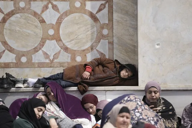 Palestinians rest before Friday prayers at the Dome of the Rock Mosque in the Al-Aqsa Mosque compound in the Old City of Jerusalem during the Muslim holy month of Ramadan, Friday, March 31, 2023. (Photo by Mahmoud Illean/AP Photo)