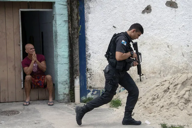 Military Police officers stage an operation at “Cidade de Deus” (City of God) favela in Rio de Janeiro, Brazil, on May 03, 2018. (Photo by Mauro Pimentel/AFP Photo)