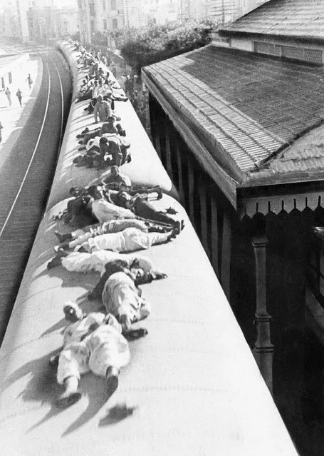 After the first series of air attack on this city, workers rode on the tops of the railroad cars during a push to safety, September 2, 1941 in Alexandria, Egypt. It proved so much cooler than riding inside the cars that many commuting business men took up the idea. Here is typical train load. (Photo by AP Photo)