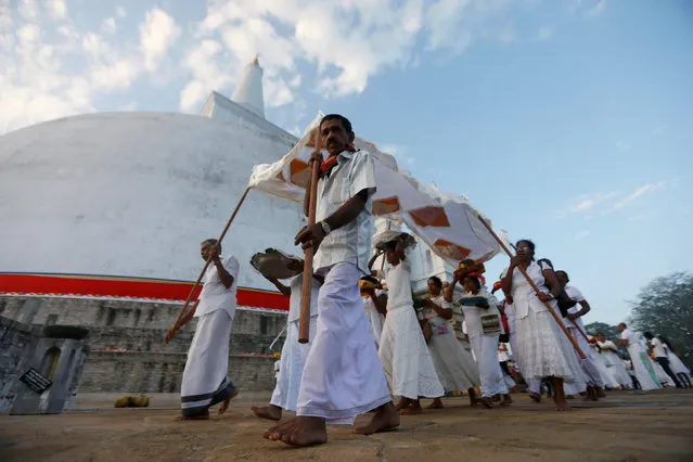 Buddhist devotees take part in a New Year religious ceremony at Ruwanwelisaya Stupa in Anuradhapura, Sri Lanka January 1, 2017. (Photo by Dinuka Liyanawatte/Reuters)