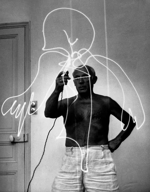 Artist Pablo Picasso using flashlight to make light drawing in the air on December 31, 1948. (Photo by Gjon Mili/The LIFE Picture Collection/Getty Images)