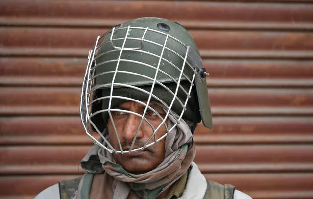 An Indian paramilitary trooper stands guard in Srinagar on March 1, 2019. While Pakistan's promised release of an Indian pilot has eased the threat of a wider conflict, there has been no letup in tension in the Himalayan region divided between the neighbours since 1947. (Photo by Tauseef Mustafa/AFP Photo)