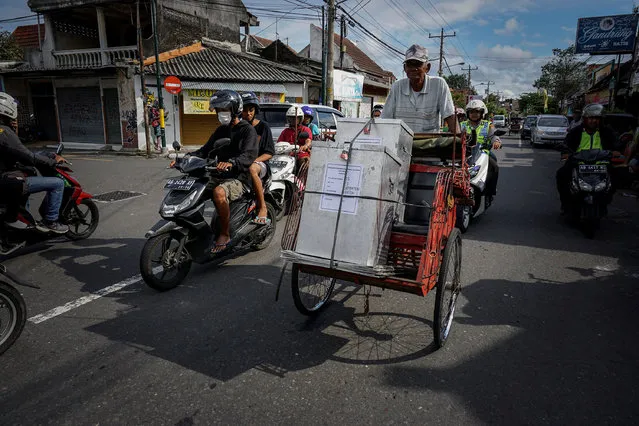 A policeman guards a three wheller as ballot boxes are transported to voting booths in Yogyakarta, Indonesia, February 14, 2017. (Photo by Hendra Nurdiyansyah/Reuters/Antara Foto)