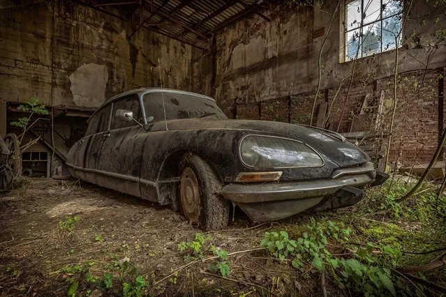 A Citroen DS lies in an old abandoned building. (Photo by Robert Kahl/Mediadrumworld)