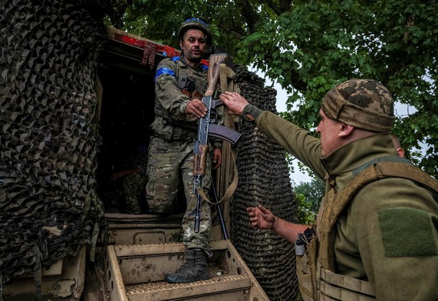 Ukrainian servicemen get out of an armoured personnel carrier, near the Russian border in Sumy region, Ukraine on August 13, 2024. (Photo by Viacheslav Ratynskyi/Reuters)